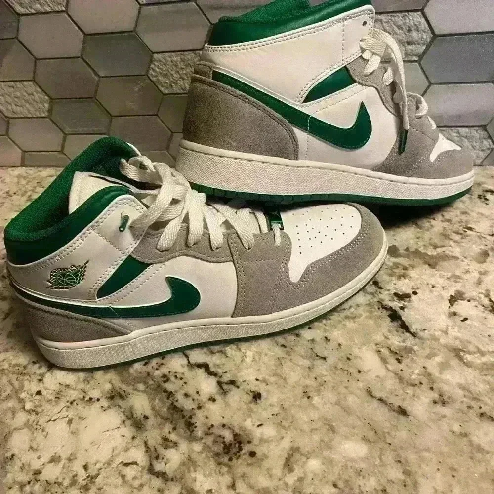 Air Jordan 1 Med SE In Pine Green size 6.5Y - Picture 3 of 8